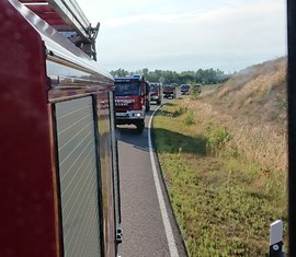 Brandschutzeinheit im Einsatz beim Reifenlagerbrand in Senftenberg (OSL)