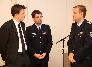 Vorsitzender Robert Buder im Gespräch mit Christian Kisch (Referent für Inneres, Recht und Kommunales der CDU Brandenburg) und Kam. Ingolf Zellmann (Sachbereichsleiter Leitstelle,Rettungsdienst, Katastrophenschutz der BF Cottbus).