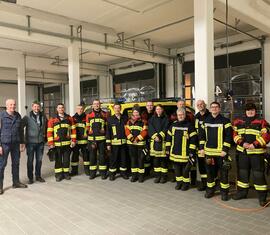 Gruppenbild der Greifeinhainer Feuerwehr in der neues Rettungswache von Cottbus