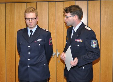 Der Vorsitzende des KFV, Robert Buder (rechts) überreicht die Urkunde an Phillipp Meißner (links)