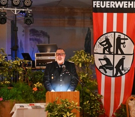 Lars Wuschech überbringt die Grüße des Kreis­feuerwehr­verbandes