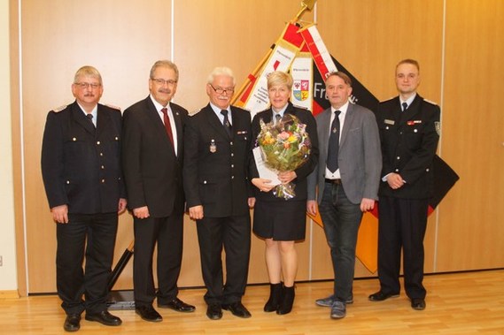 v.l. Kreisbrandmeister Kam. Wolfhard Kätzmer, Landrat Harald Altekrüger, Stadtbrandmeister Kam. Andreas Britze, Kamd. Ines Kling, allg. Stellv. des Bürgermeisters Jens Handreck und Vorsitzender des UV 2 Kam. Matthias Geigk