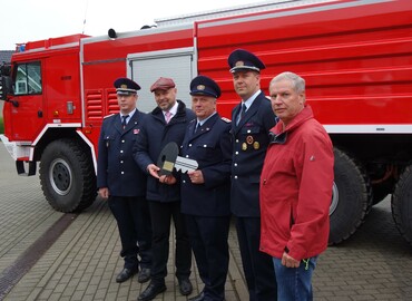 Im Beisein von Amtswehrführer Marcus Weber (l.) und dem Vorsitzenden des Amtsausschusses, Joachim Dieke (r.) übergibt Amtsdirektor Tobias Hentschel (2. v. l.) den symbolischen Fahrzeugschlüssel für das hinter ihnen stehende GTLF an Gerätewart Jens Buder (m.) und Ortswehrführer Daniel Scheiter.