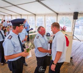 Alle benachbarten und befreundeten Ortsfeuerwehren kommen gratulieren und haben auch was mitgebracht