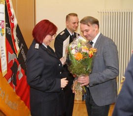 Glückwünsche erhält Kamd. Katrin Kraljic vom allg. Stellv. des Bürgermeisters Jens Handreck
