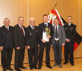 v.l. Kreisbrandmeister Kam. Wolfhard Kätzmer, Landrat Harald Altekrüger, Stadtbrandmeister Kam. Andreas Britze, Kam. Martin Gloeckner, allg. Stellv. des Bürgermeisters Jens Handreck und Vorsitzender des UV 2 Kam. Matthias Geigk