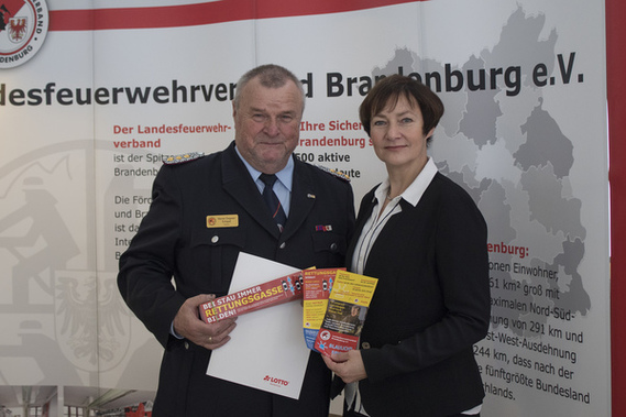 Rettungsgasse dank Lottomitteln: Anja Bohms, Geschäftsführerin der Land Brandenburg Lotto GmbH, überreichte die Aktionsartikel symbolisch an Präsident Werner-Siegwart Schippel.