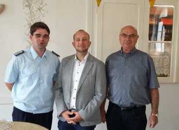Zum 40. Geburtstag übermitteln der Vorsitzende des Kreisfeuerwehrverbandes Spree-Neiße e.V. Robert Buder und der stellvertretende Vorsitzende Siegmund Rückmann im Namen des KFV herzliche Glückwünsche.