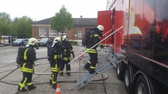 Die einzelnen Trupps begeben sich in die Brandübungsanlage auf dem Gelände der Feuerwache Mitte der LEAG Werkfeuerwehr.