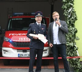 Ortswehrführer Jürgen Mönch bekommt den symbolischen Fahrzeugschlüssel von Bürgermeister Karsten Schreiber