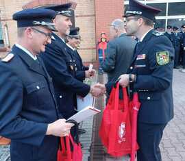 Rober Buder (KFV Spree-Neiße) rechts im Bild, beedankt sich beider scheidenden Ortswehr Döbern für die geleistete Arbeit.