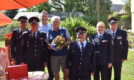 Die GratulantInnen der Feuerwehr gemeinsam mit dem Geburtstagskind