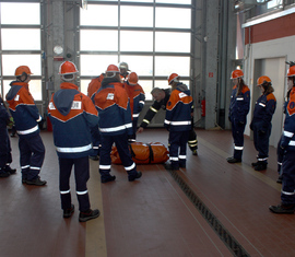 Aus klein mach groß: Dank Druckluft wird aus dem orangenen Päckchen ein rettendes Sprunpolster