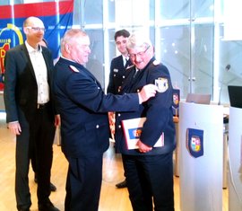 LFV-Präsident Werner-Siegwart Schippel testet schonmal das neue Ärmelabzeichen als Ehrenmitglied an Wolfhard Kätzmers Uniform