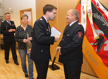 Vorstandsvorsitzender Robert Buder gratuliert Frank Gühler