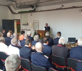 Kamerad Bernd Frommelt berichtet im Gerätehaus Forst Mitte bei seiner Verabschiedung aus seinem aktiven Feuerwehrdienst den geladenen Gästen aus seiner Feuerwehrtätigkeit.