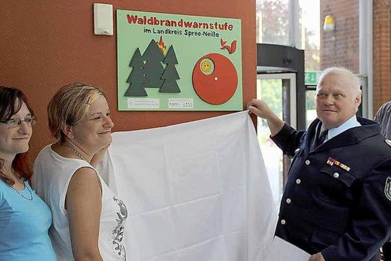 Einweihung der neuen Waldbrandwarnstufenschilder durch den Vorsitzenden des Kreis­feuerwehr­verbandes Wilfried Britze. Foto: AML