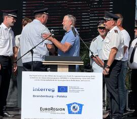 Ehrung von Ortswehrführer Uwe Wonneberger mit dem Deutschen Feuerwehr-Ehrenkreuz in Silber des Deutschen Feuerwehrverbandes.