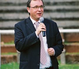 Der Bürgermeister Jürgen Goldschmidt begrüßt die Sportler in seiner Stadt Forst (Lausitz)