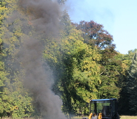 Szenario, brennender Radler. Das Feuer breitet sich auf die umliegende Fläche aus