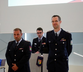 Für ihre hervorragenden Leistungen bei Lehrgang Gruppenführer einer Freiwilligen Feuerwehr an der Landesfeuerschule für Brand- und Katastrophenschutz des Landes Brandenburg wurden die Kameraden Christoph Rother und Sascha Erler (beide Ortswehr Kolkwitz) mit dem Leistungsabzeichen „FwDV 3“ in Gold ausgezeichnet.