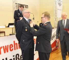 Landesjugendwart Frank Aribert Köbschull steckt Stefan Kothe seine Auszeichnung an