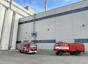 Der Fuhrpark der GMB Glasmanufaktur Brandenburg GmbH: Ein MLF und ein Tanklöschfahrzeug W50.