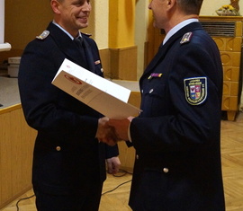 Unterverbandsleiter Jürgen Mönch (rechts) überreicht die Urkunde an Rene Ziesmer