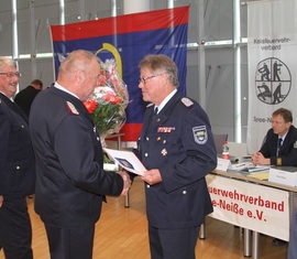 Werner-Siegwart Schippel zeichnet Amtswehrführer Gerd Krautz aus