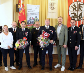 Über das Brandenburger Feuerwehr-Ehrenkreuz in Silber können sich Frank Mehlow und Ronny Heppchen (beide FF Forst) freuen.