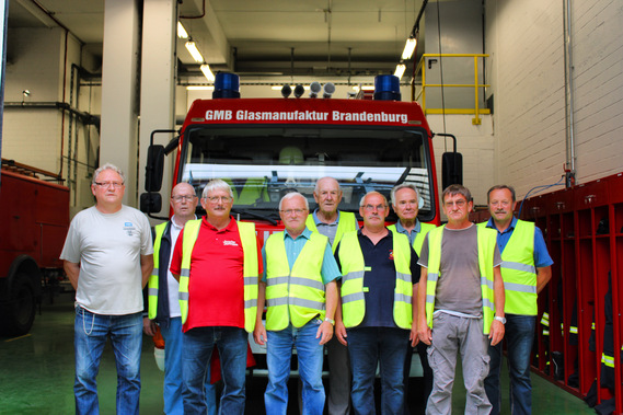 Die Mitglieder beim Besuch bei der Betriebsfeuerwehr von GMB