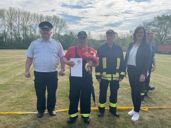 vlnr: Kreisbrandmeister Stefan Grothe, Dieter Krahl, Stadtjugendfeuerwehrwart Frank Kalisch, stellv Bürgermeisterin Kerstin Hoppe