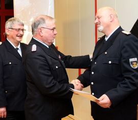 Stadtwehrführer Bernd Frommelt gratuliert dem ausgezeichneten Carsten Brudek.