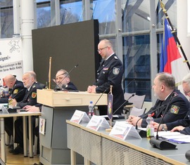 Dr. Holger Bialek führt durchs Programm