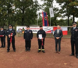 vlnr: Thomas Nothnick (FBL Wettbewerbe),  Jörg Fischer (stellvertretender Vorsitzender KFV), Kreisbrandmeister Stefan Grothe, Niklas Guttke-Riese, Bürgermeister Paul Köhne, Kreisjugendwart Stefan Kothe