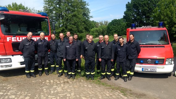 Gruppenbild der Prüflinge mit 3 Ausbildern (links) nach der praktischen Prüfung am Forster Mühlgraben