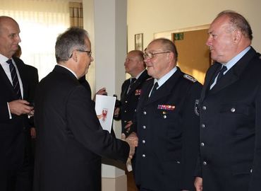 50 Jahre Freiwillige Feuerwehr - Kameraden der FF Neuhausen/Spree werden durch den Landrat Altekrüger ausgezeichnet.