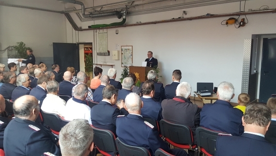 Kamerad Bernd Frommelt berichtet im Gerätehaus Forst Mitte bei seiner Verabschiedung aus seinem aktiven Feuerwehrdienst den geladenen Gästen aus seiner Feuerwehrtätigkeit.