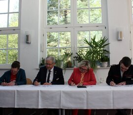 Mit der Unterschrift aller Partner wird der Kooperationsvertrag besiegelt