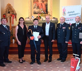 Ehrung Deutsches Feuerwehr-Ehrenkreuz in Bronze; v.l. Mathias Voigt – Gemeindewehrführer, Anke Dabow – Stellv. Vorsitzende der Gemeindevertretung, Frank Hoppe – Ortswehrführer Groß Oßnig, Dieter Perko – Bürgermeister, Stefan Grothe – Kreisbrandmeister, Dr. Holger Bialek – Vorstand für Geschäftsführung des KFV Spree-Neiße e.V.