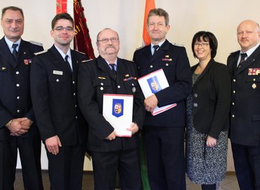 vlnr: Stadtwehrführer Frank Balkow, KFV-Vorsitzender Robert Buder, Peter Guretzki, Hans-Dieter Gottschalk, Bürgermeisterin Christine Herntier, Kreisbrandmeister Stefan Grothe