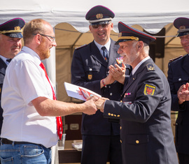 Übergabe Partner der Feuerwehr an das Concordia Versicherungsbüro Carsten Hänsel durch LFV-Präsidenten Rolf Fünning