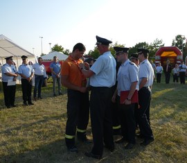 Stefan Kothe amt. Kreis­jugend­feuerwehrwart zeichnet Martin Lehrack mit dem Ehrenzeichen der Landesjugendfeuerwehr Brandenburg in Bronze aus.