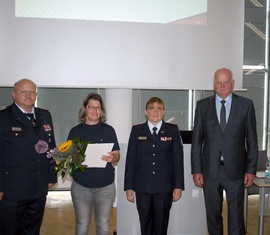 Für besondere Verdienste um die Entwicklung der Jugendfeuerwehren innerhalb der Freiwilligen Feuerwehr wurde die Kameradin Margit Kollock (OW Hänchen) mit dem Ehrenzeichen der Landesjugendfeuerwehr Brandenburg in der Stufe Bronze gewürdigt