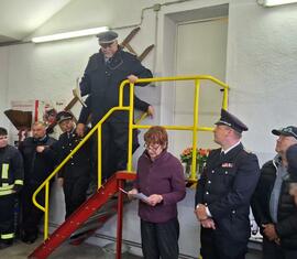 Oben: Ortswehrführer Michael Drüsedau, davor Amtsdirektorin Manuela Mahnke. recht daneben stellv. Amtswehrführer Norman Schlüter