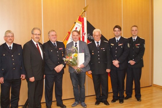 v.l. Kreisbrandmeister Kam. Wolfhard Kätzmer, Landrat Harald Altekrüger, Ehrenstadwehrführer Kam. Bernd Frommelt, allgemeiner Stellvertreter des Bürgermeisters der Stadt Forst (Lausitz) Jens Handreck, Stadtbrandmeister Kam. Andreas Britze, Vorsitzender des Kreis­feuerwehr­verbandes Spree-Neiße e.V.  und Vorsitzender des UV 2 Kam. Matthias Geigk