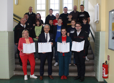 Gruppenbild nach geleisteter Unterschrift
