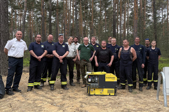 Team der Freiwilligen Feuerwehr Groß Kölzig mit neuem Stromaggregat auf der DBU-Naturerbefläche Zschornoer Wald