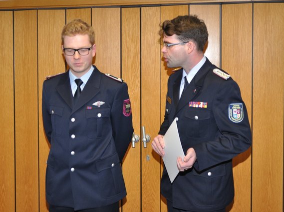 Der Vorsitzende des KFV, Robert Buder (rechts) überreicht die Urkunde an Phillipp Meißner (links)