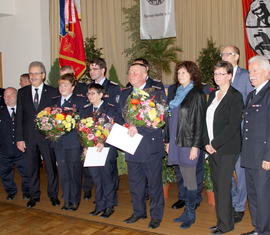 Christine Sehmisch (FFW Forst/Lausitz), Angela Moschner (FFW Guben) und Rainer Janitza (FFW Radewiese) im Kreis der Gratulanten